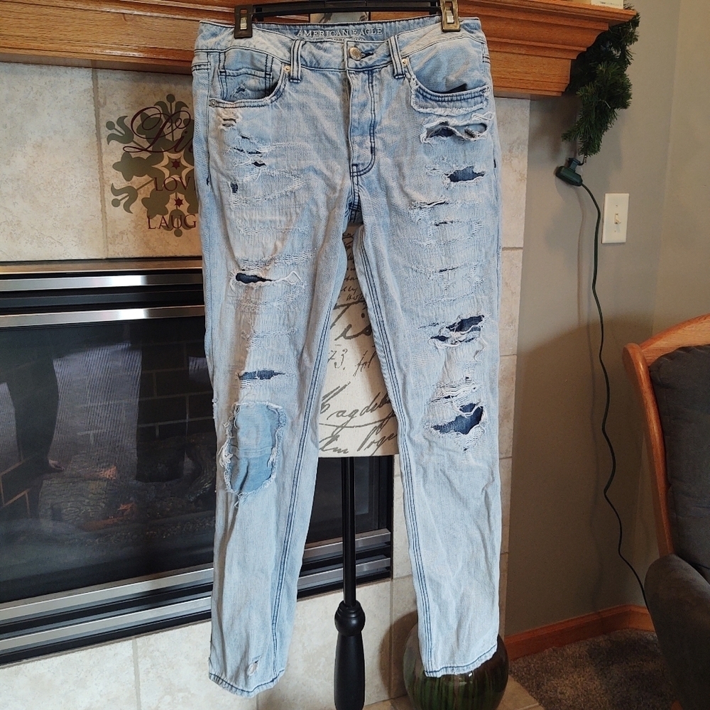 American Eagle Size 6 Distressed Jeans!
